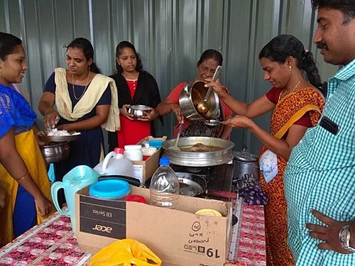 உணவு தயாரிக்கும் பெண்கள்