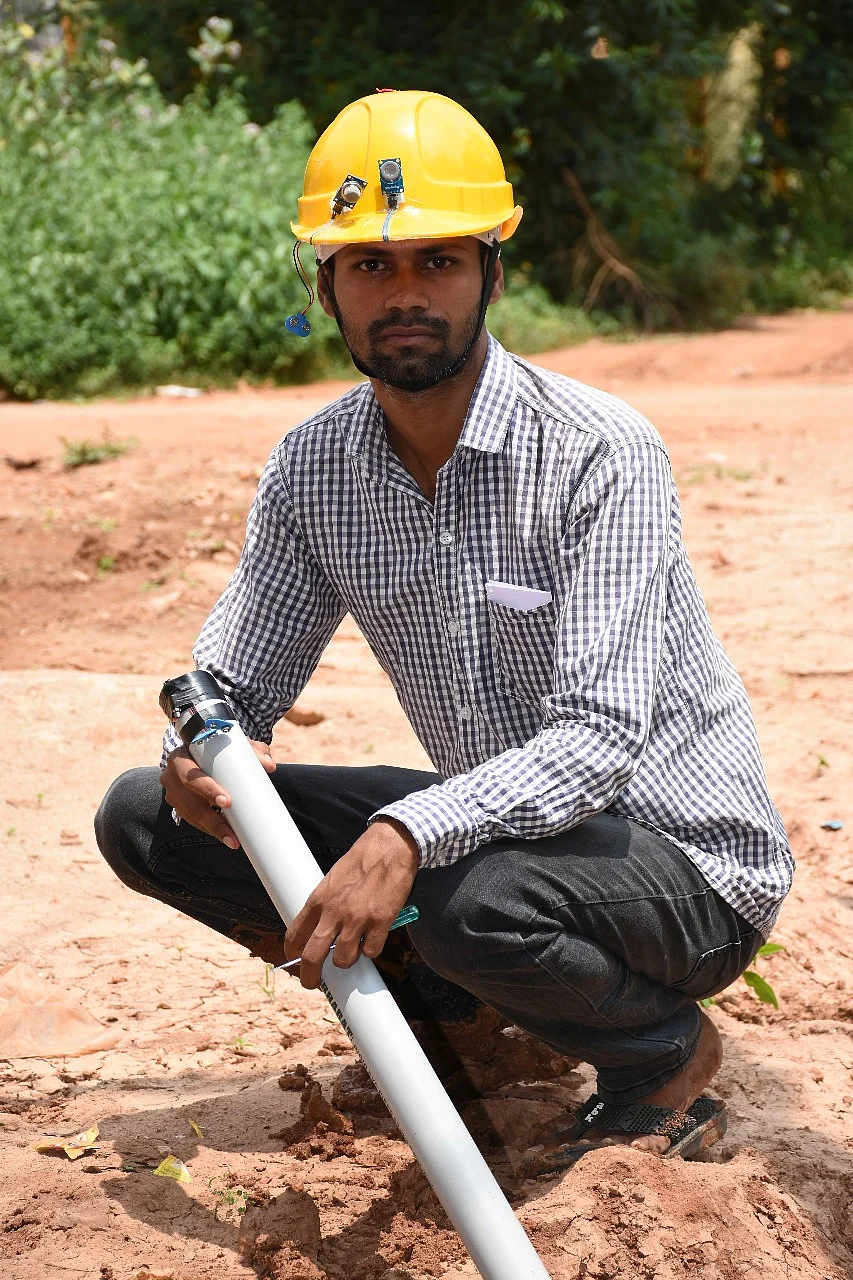 கருவியுடன் அமிர்த கணேஷ்