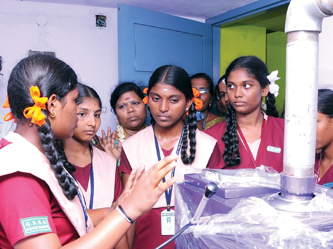 RTI அம்பலம்: 3 கோடி நாப்கின்களை எரிக்க 4 ஆயிரம் இயந்திரங்கள்!