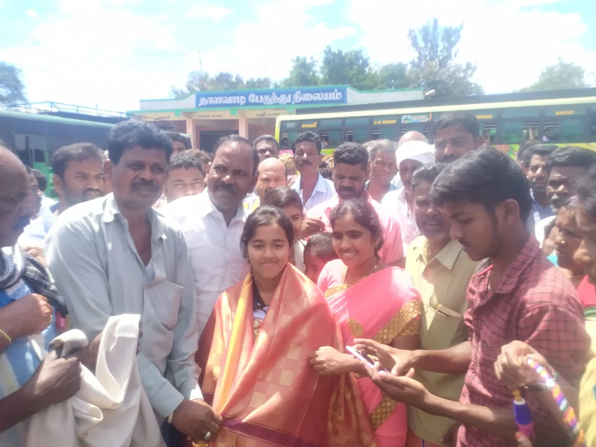 கீர்த்தனாவை வரவேற்கும் ஊர்மக்கள்