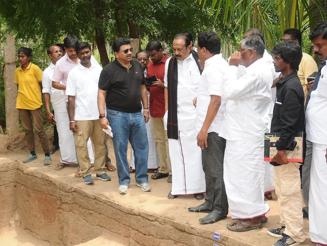 `இதை பாதுகாக்கப்பட்ட பகுதியாக அறிவிக்க வேண்டும்!'- கீழடியைப் பார்வையிட்ட வைகோ