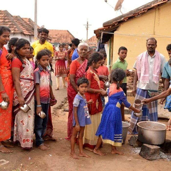 பட்டாசு போராட்டத்தின்போது கஞ்சி காய்ச்சிய மக்கள்