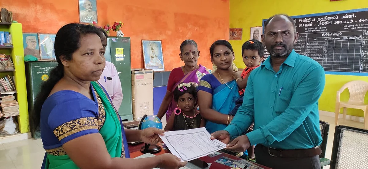 பிள்ளைகளை அரசுப் பள்ளியில் சேர்க்கும் தந்தை