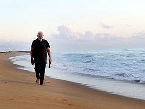 `அலைகடலே.. அடியேனின் வணக்கம்...!’ - மாமல்லபுரம் கடற்கரையில் மோடி எழுதிய கவிதையின் தமிழாக்கம்