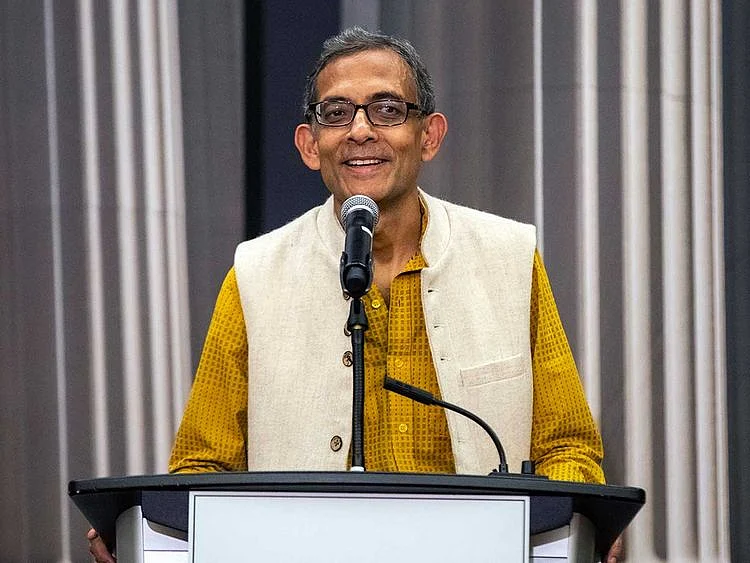 `மோடியுடன் சண்டை; ராகுல் நட்பு!' - நோபல் பரிசுபெற்ற பொருளாதார நிபுணர் அபிஜித் பானர்ஜியின் அரசியல்!
