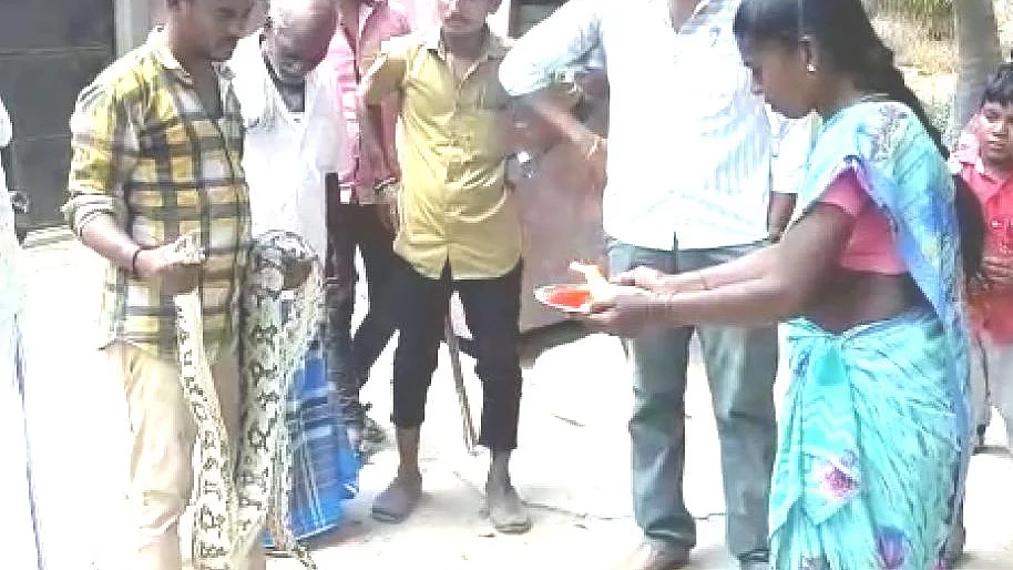 மலைப்பாம்புக்கு ஆரத்தி எடுத்த மக்கள்