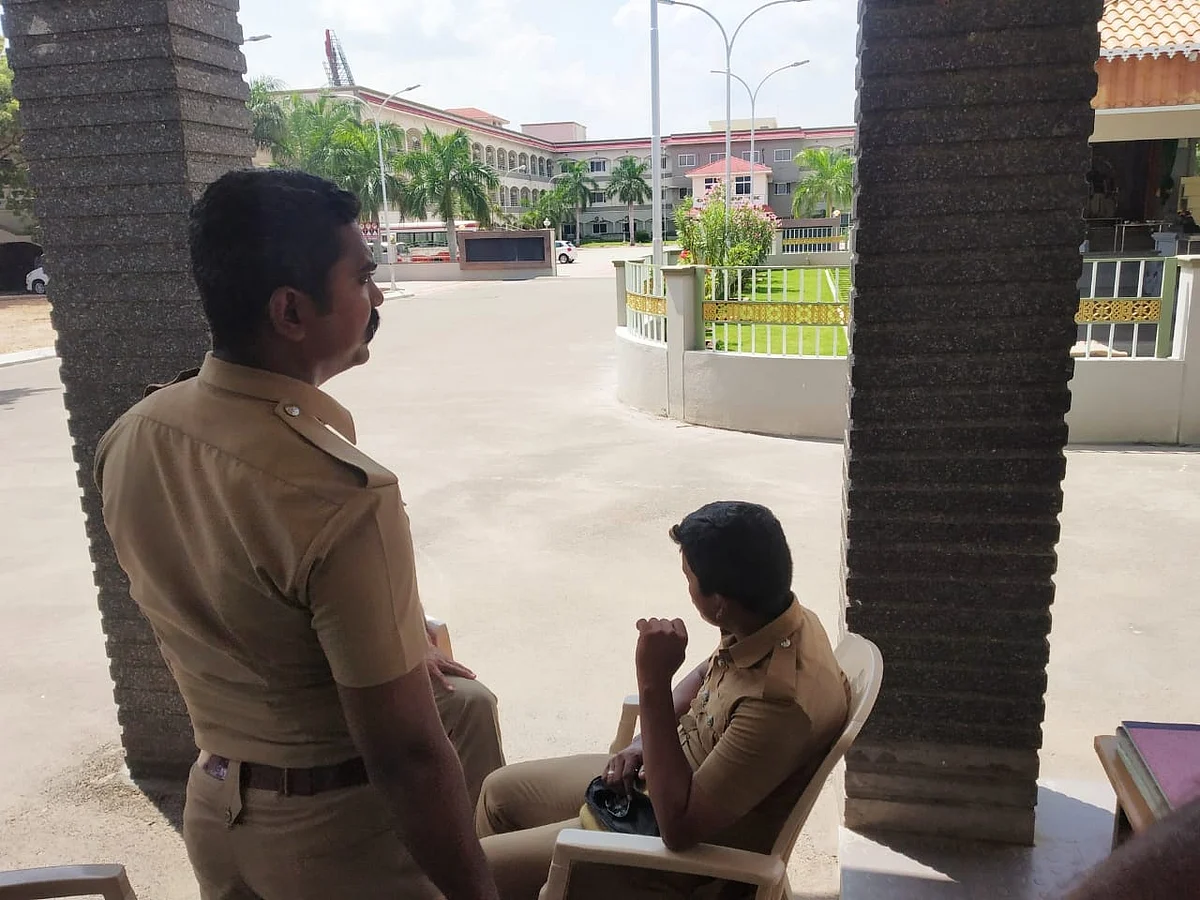பாதுகாப்புக்கு இருந்த காவலர்கள்