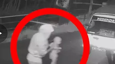 குழந்தையை மீட்கும் ஆட்டோ டிரைவர்