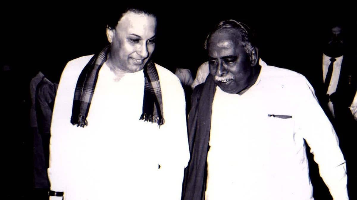 அறிஞர் அண்ணாவுடன் எம்.ஜி.ஆர்.