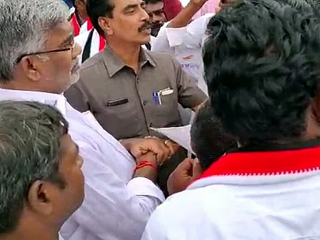 அமைச்சரை முற்றுகையிட்ட புதிய தமிழகம் தொண்டர்கள்! நாங்குநேரியில் பரபரப்பு