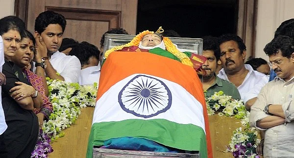 ஜெயலலிதாவின் உடலைச் சுற்றிலும் சசிகலாவின் உறவுகள்