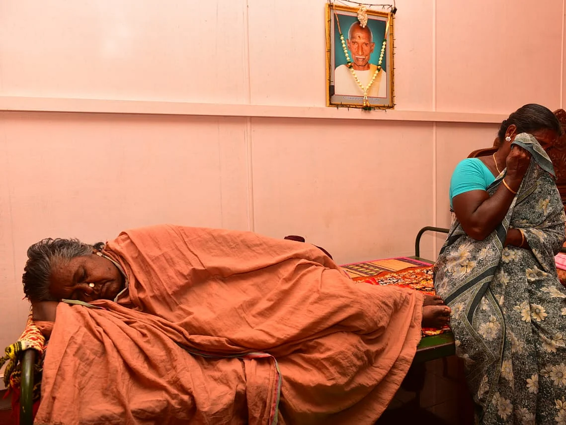 `கிட்னி பிரச்னை; என்ன செய்யறதுன்னு தெரியலை!'-பரவை முனியம்மாவை நினைத்துக் கலங்கும் மருமகள்