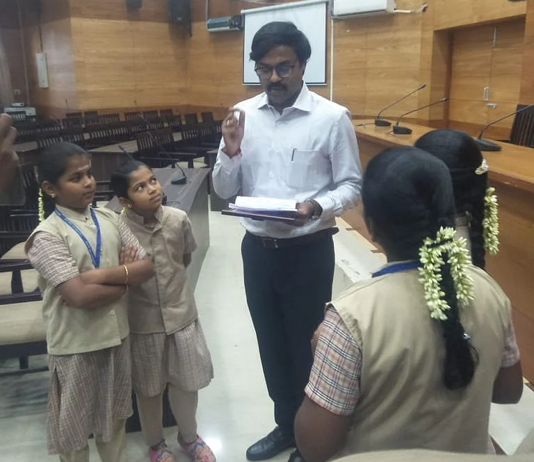 Students meet Vijayakarthikeyan IAS