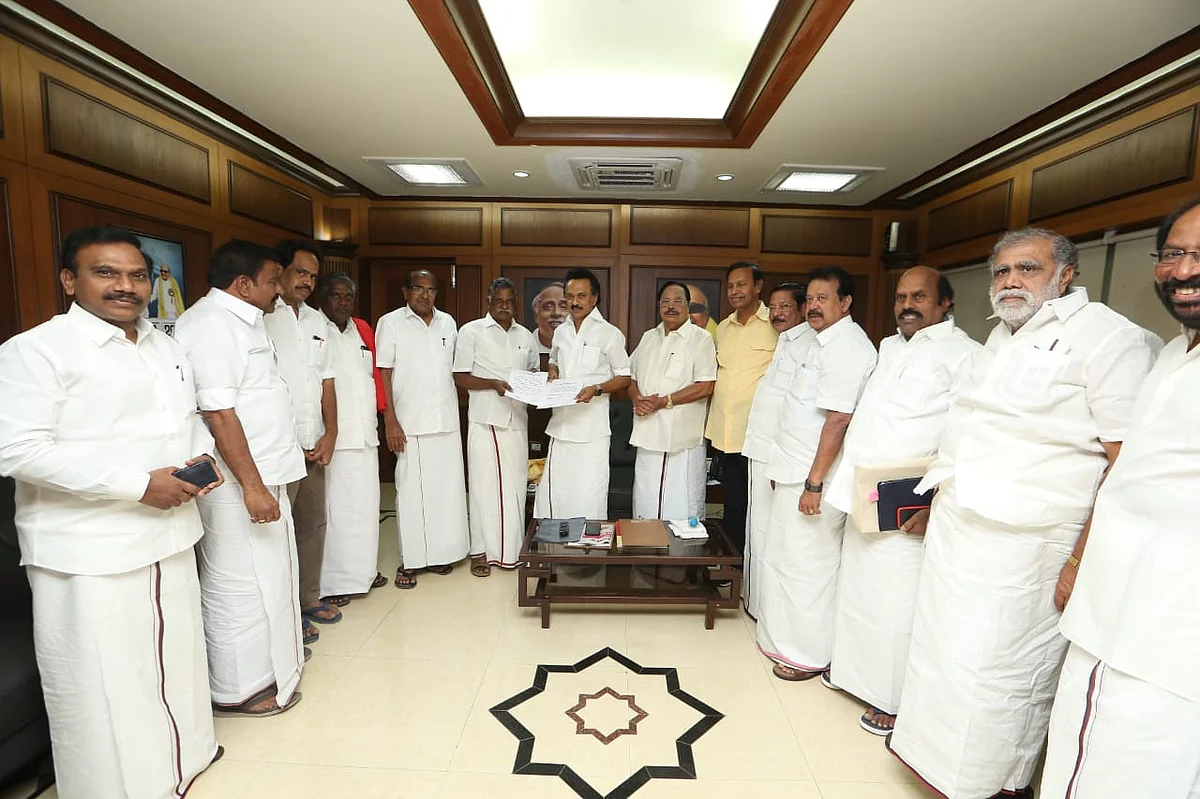 இந்தியக் கம்யூனிஸ்ட் கட்சியுடன் கூட்டணி ஒப்பந்தம் கையொப்பமான போது