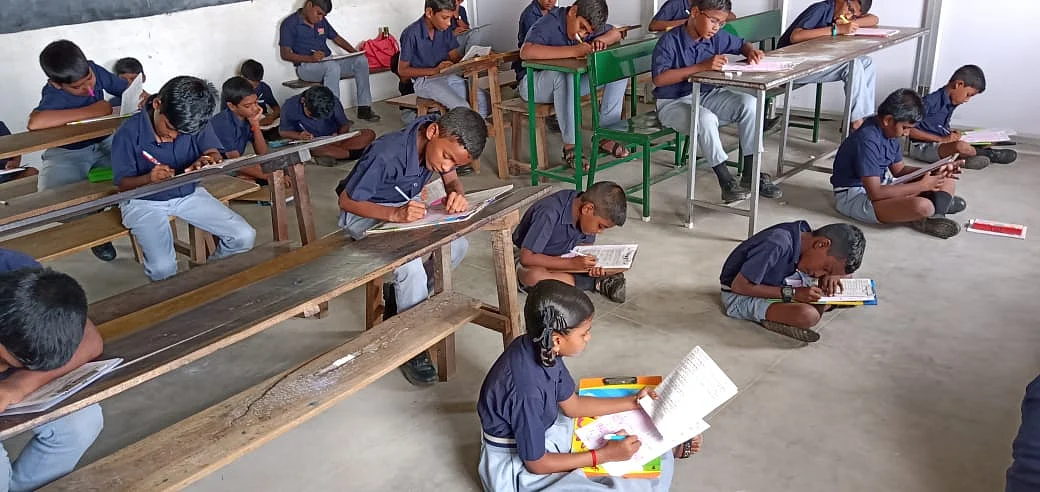 தேர்வில் கலந்து கொண்ட மாணவர்கள்