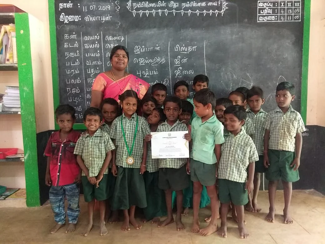 மாணவர்களுடன் ஆசிரியை பிருந்தா