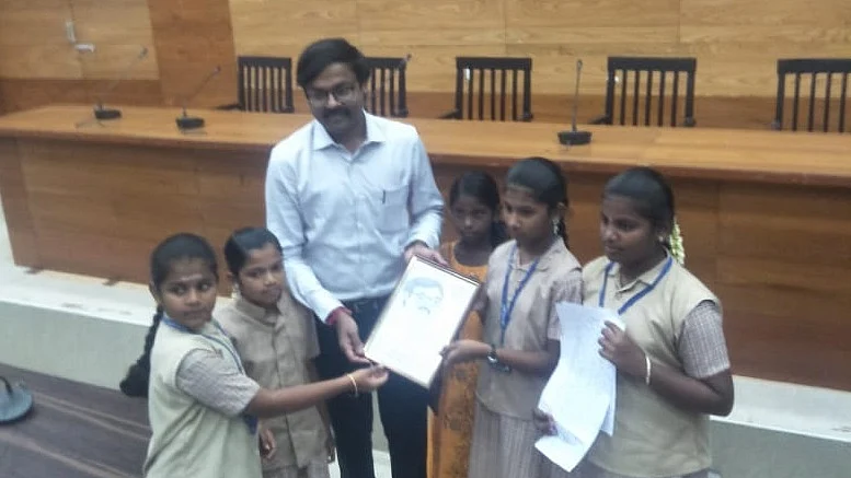 Students meet Vijaya karthikeyan IAS