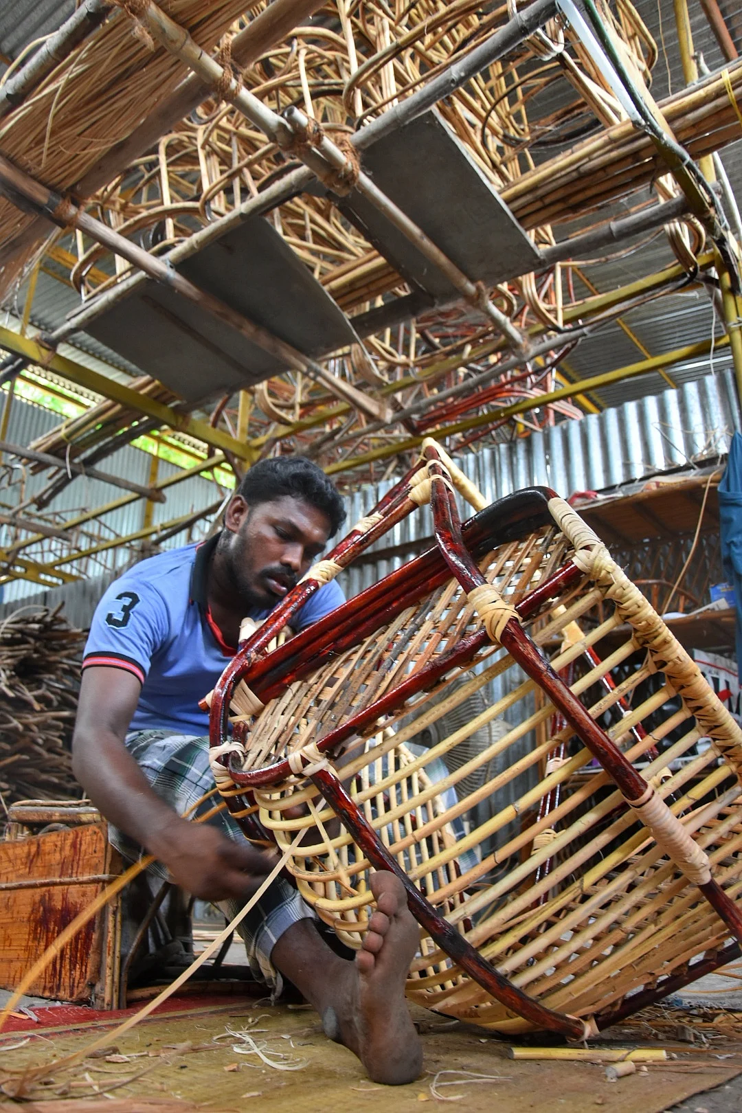 பிரம்பை நாராக்கி அதைக் கொண்டு ஊஞ்சல் பின்னுகிறார்கள்