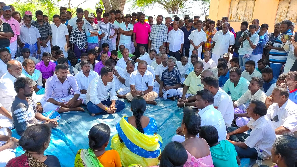 கிராமசபை கூட்டத்தில் மக்கள்