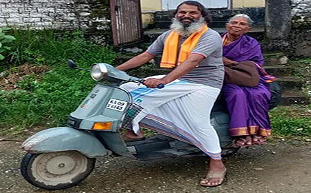 தாயுடன் மகன் கிருஷ்ணகுமார்