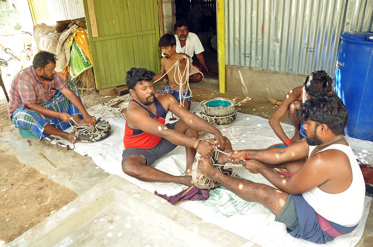 நண்பர்களுடன் பறைமூட்டுதல்