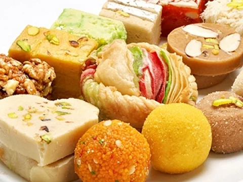 தீபாவளி ஸ்வீட்ஸ்: வீட்டுப் பலகாரங்கள்... ஷாப் ஸ்வீட்ஸ்! - ஊட்டச்சத்து நிபுணர்களின் ஆலோசனைகள்