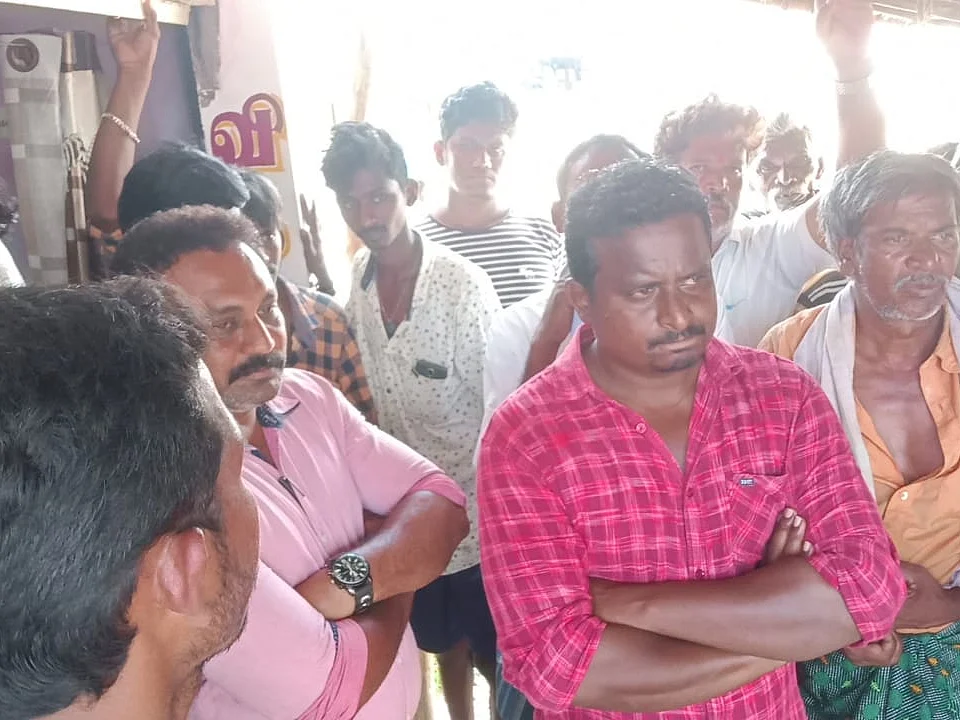 ``போலி டாக்டரா இருந்தாலும், அவங்களை கைது பண்ணாதீங்க!’’ - மக்களின் வித்தியாசமான போராட்டம்