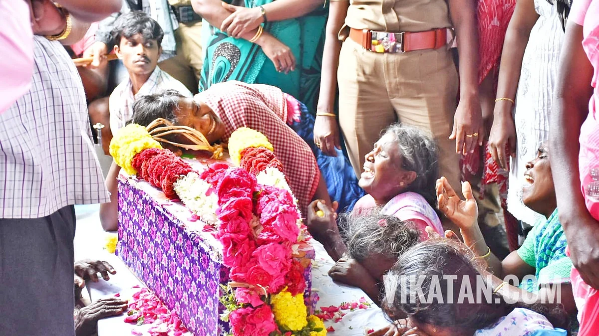 குழந்தை சுர்ஜித் உடலுக்கு பொதுமக்கள் அஞ்சலி