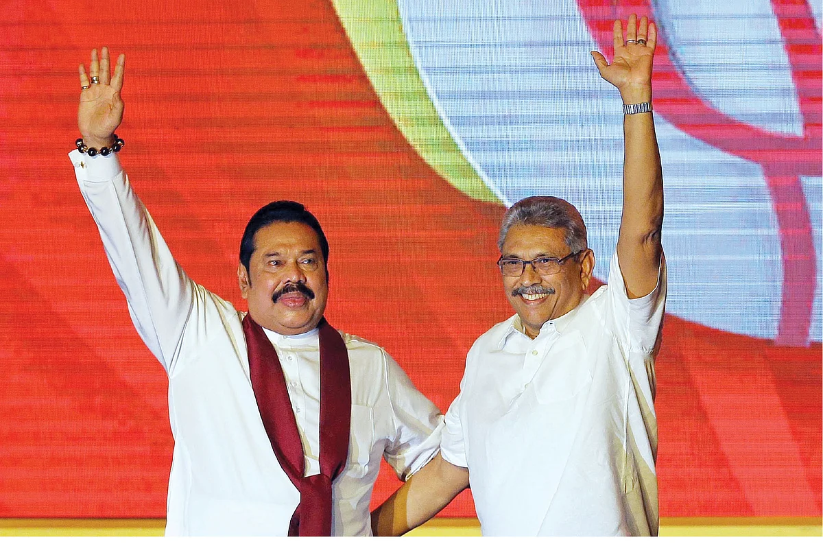 மகிந்த ராஜபக்சேவுடன் கோத்தபய ராஜபக்சே