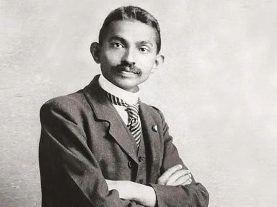 கோட் சூட் காந்தியை வேட்டி துண்டுக்கு மாற்றிய அந்த நிகழ்வு! #Gandhi150