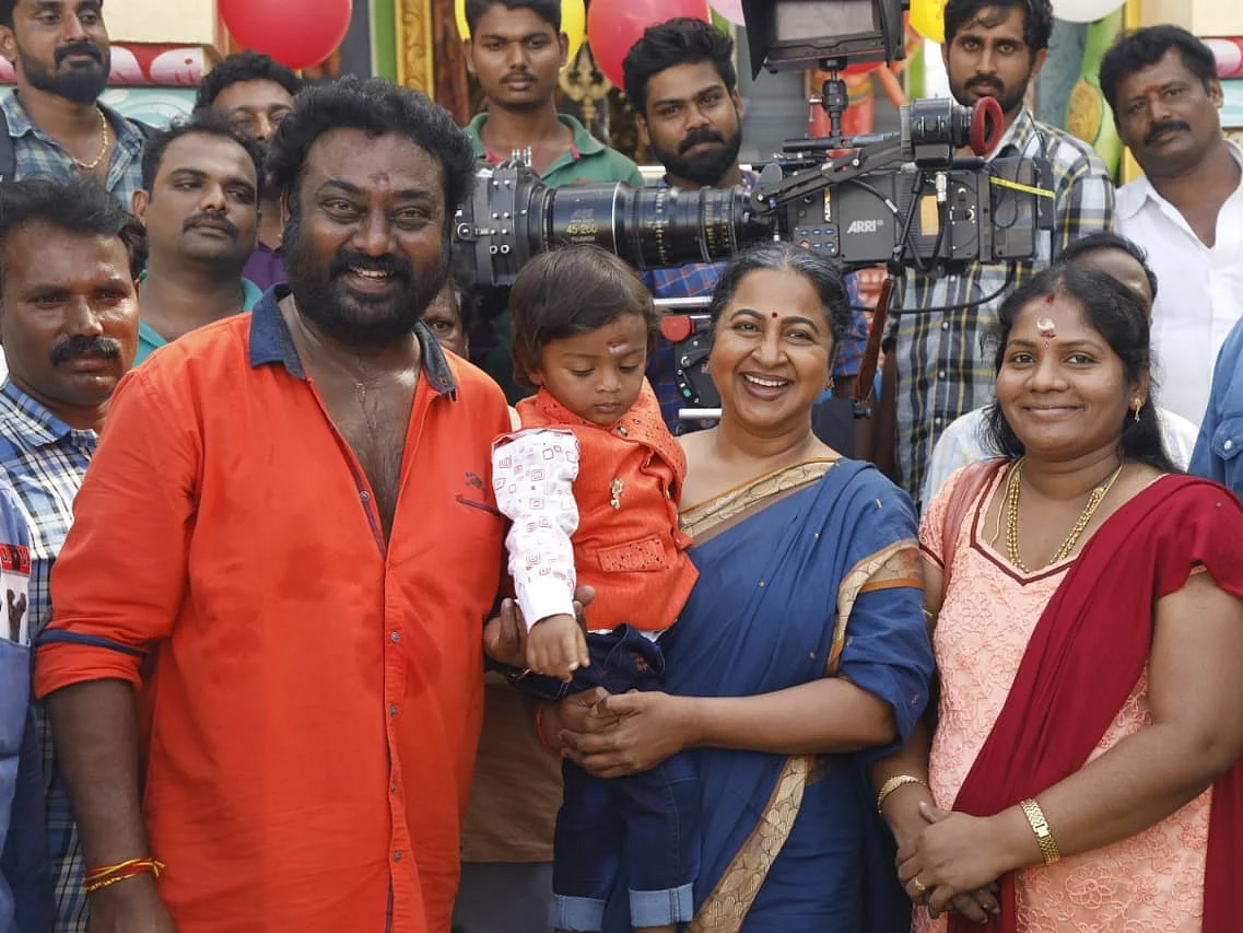 `குடும்பத்தையே வர வச்சிட்டாங்க!' - ஷூட்டிங் ஸ்பாட்டில் மகனின் பிறந்தநாளைக் கொண்டாடிய சரவணன்