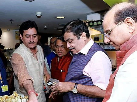 பசுவின் சாணத்தில் சோப்; மூங்கில் வாட்டர் பாட்டில்! - அறிமுகம் செய்து வைத்த நிதின் கட்கரி