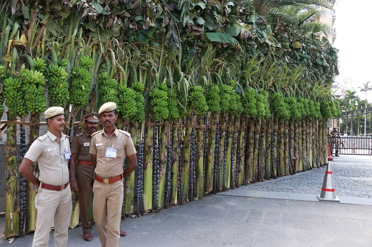 பாதுகாப்பில் இருக்கும் காவலர்கள்