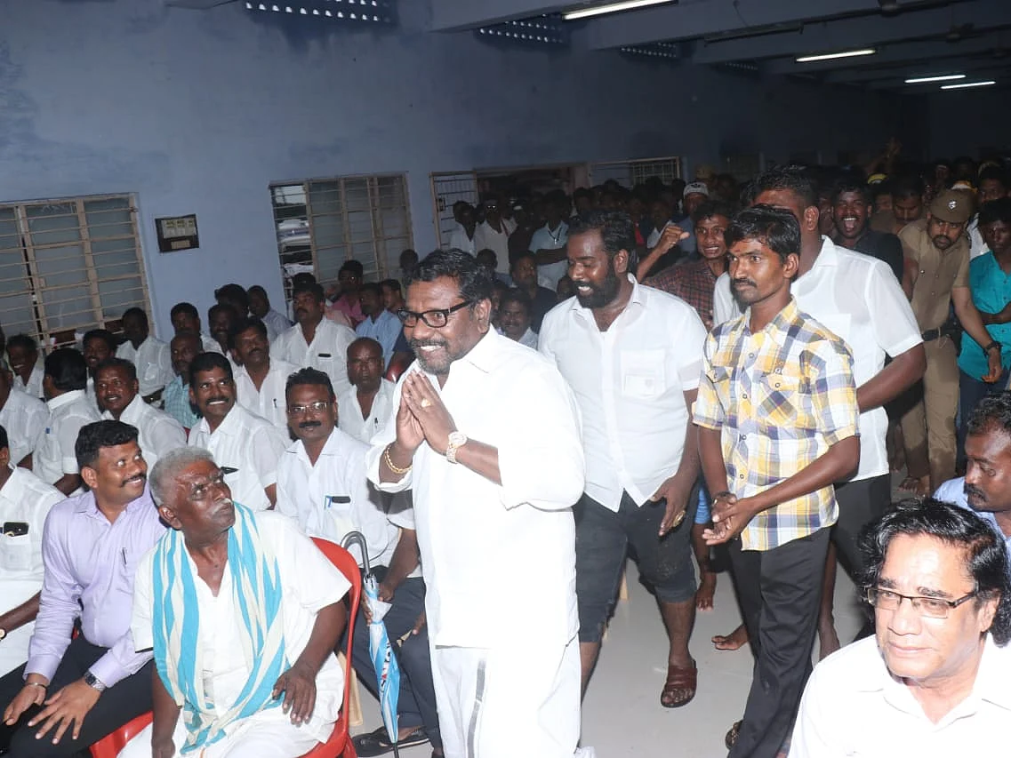 தொடர்ந்து கூச்சல்; கேட்கவே இல்லை! - கருணாஸ் ஆதரவாளர்களால் கொதித்த செல்லூர் ராஜு