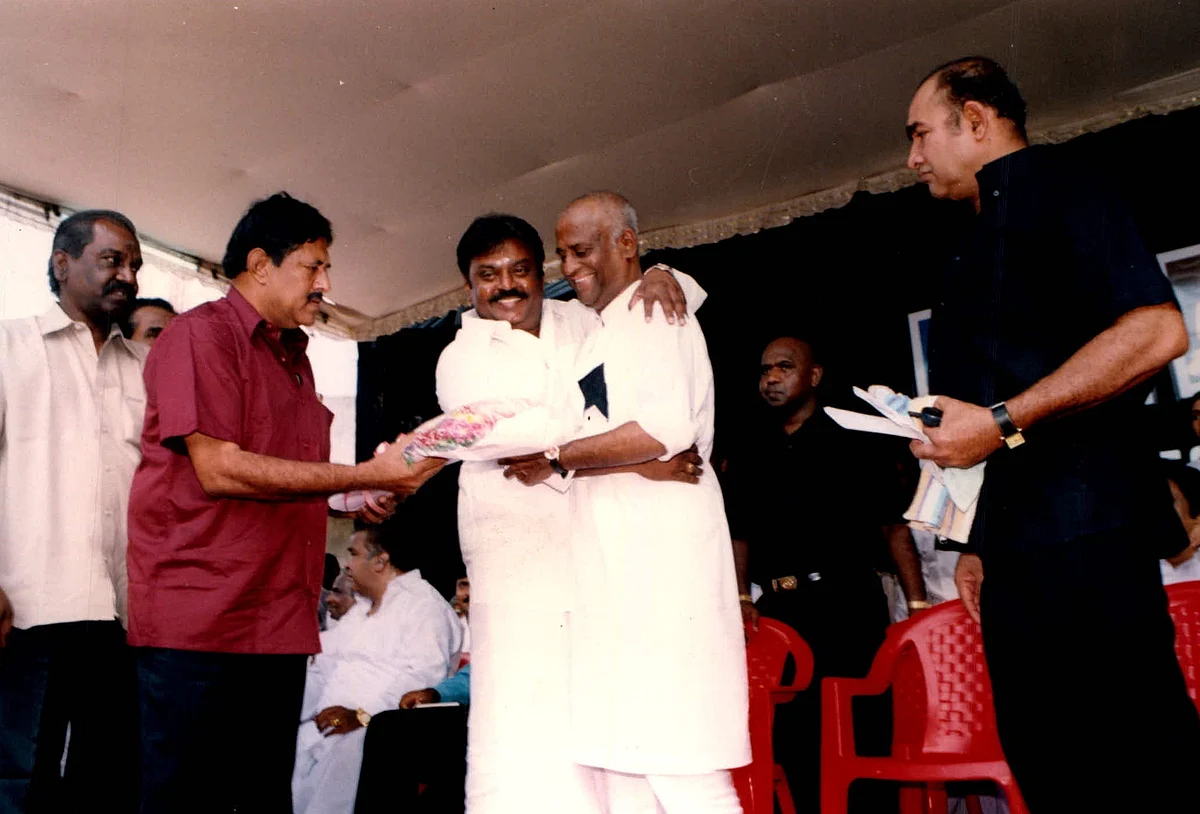 உண்ணாவிரதத்தில் ரஜினியுடன் விஜயகாந்த்...