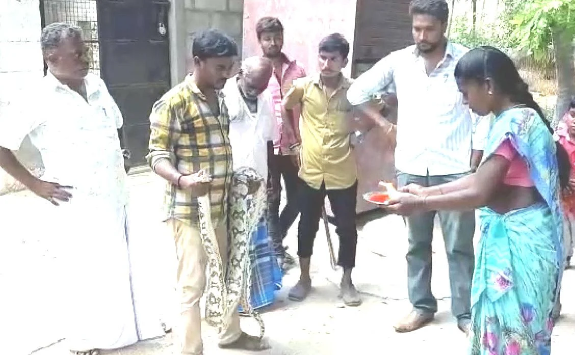 ஆரத்தி எடுத்த பெண்