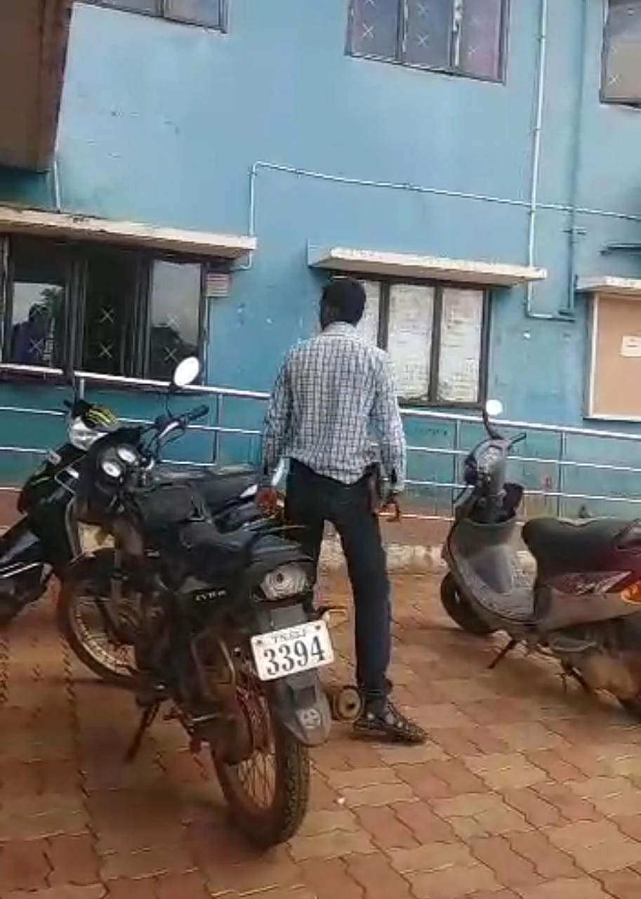 மிரட்டல் போலீஸ்