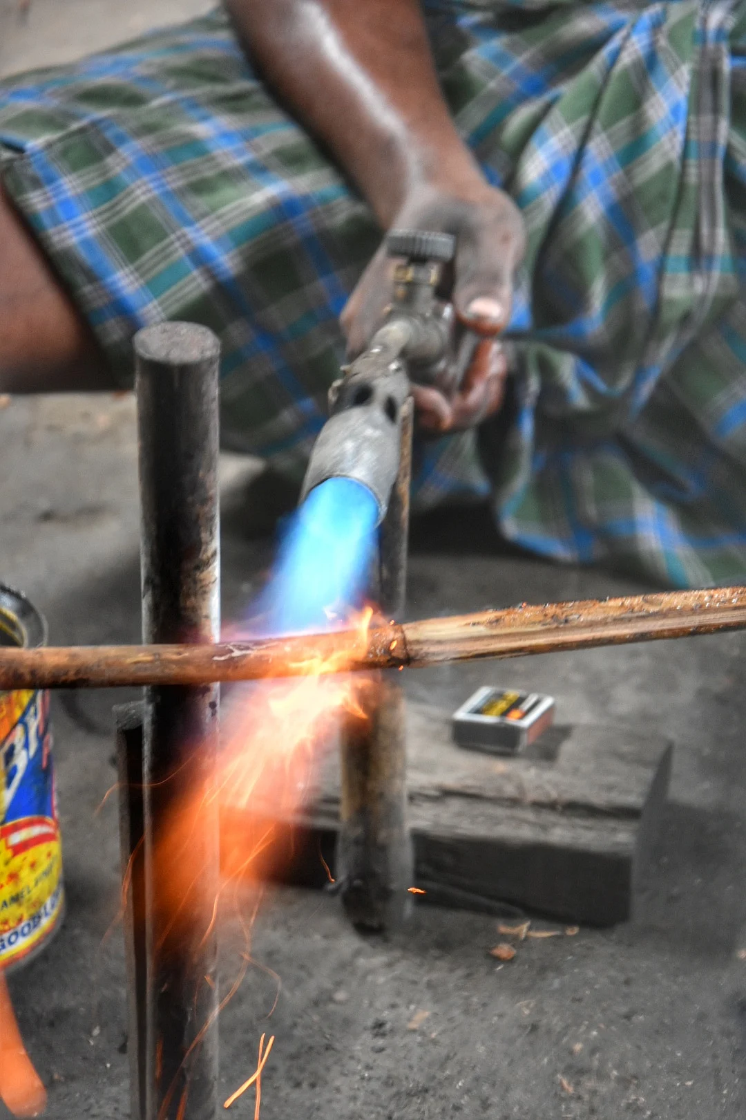 மூங்கில் பிரம்புகளை நெருப்பில் காட்டி வளைப்பது