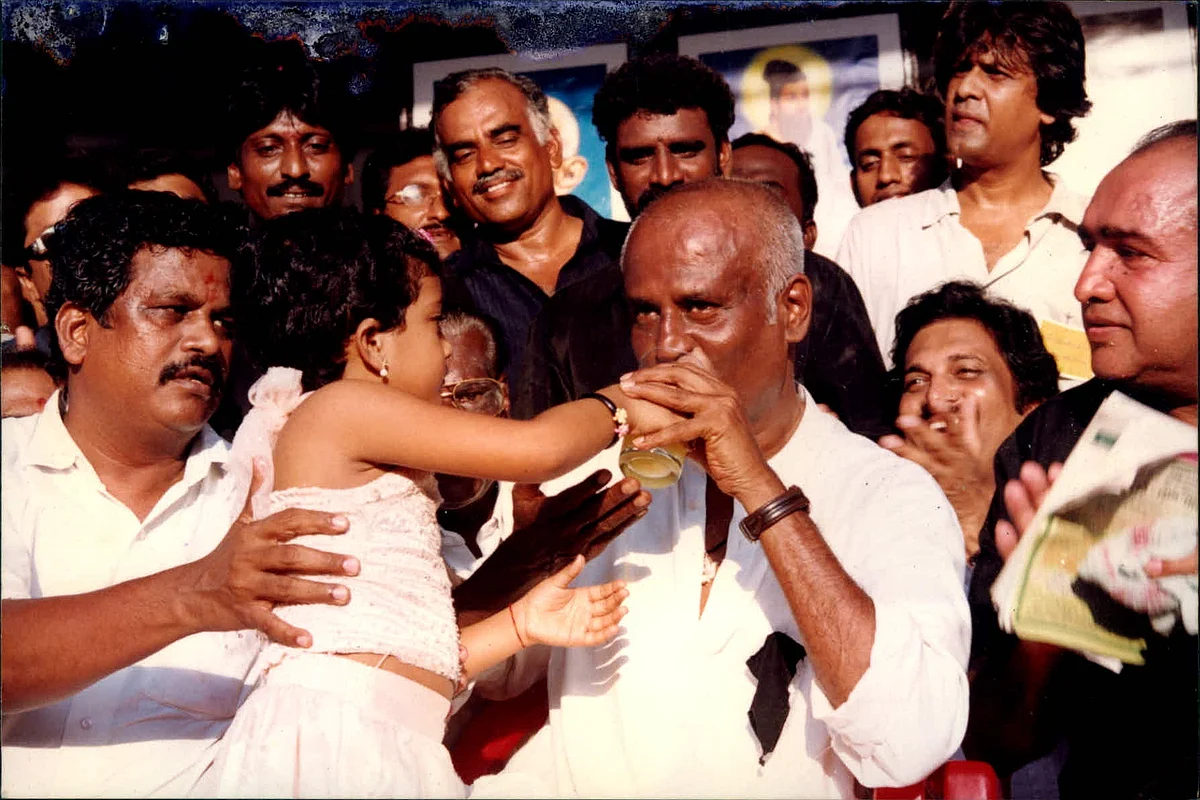 பழரசம் அருந்தி உண்ணாவிரத்தை முடிக்கும் ரஜினி
