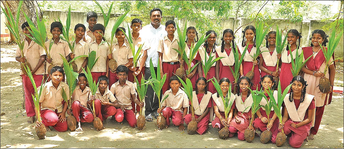 மாணவ மாணவியர்களுடன் ஆசிரியர் சிவராமன்