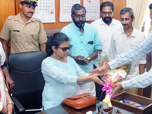 `திருவனந்தபுரம் மக்கள் எனக்கு பக்கபலமாக இருப்பார்கள்!' - நெகிழும் பார்வையற்ற பெண் சப்-கலெக்டர்