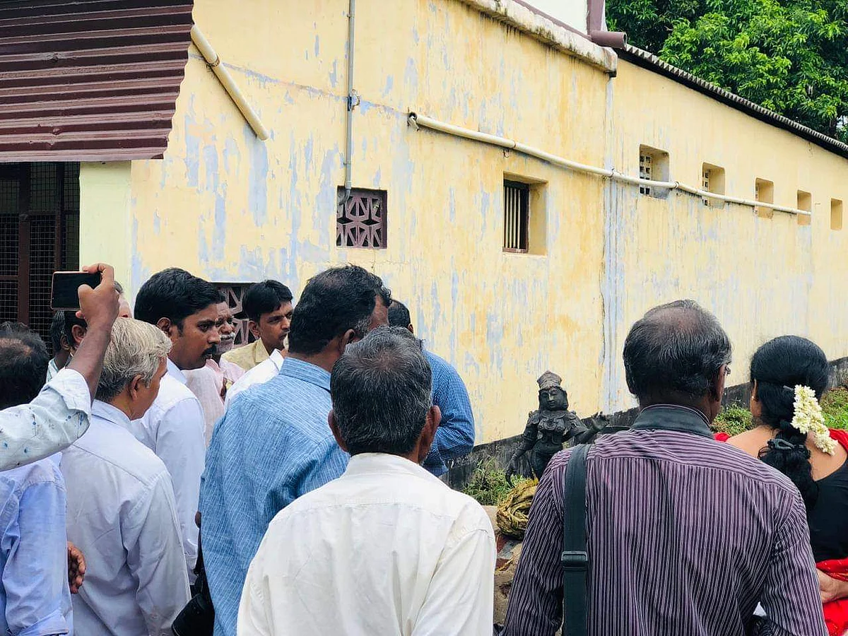 கழிவுநீர் வாய்க்காலில் கிடந்த வெண்கல சாமி சிலை! - அதிர்ச்சியில் கும்பகோணம்