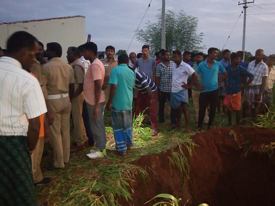 திருச்சி அருகே 26 அடி ஆழ்துளைக் கிணற்றில் சிக்கிய சிறுவன்! - மீட்புப் பணிகள் தீவிரம்