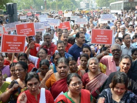 'திடீர் வேலைநிறுத்தத்தில் இனி ஈடுபட முடியாது!'- சட்டத்தைக் கடுமையாக்க மத்திய அரசு முடிவு
