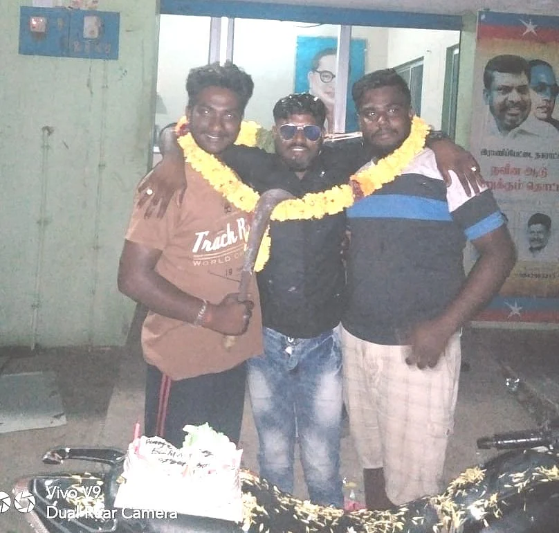 அரிவாளால் கேக் வெட்டிய கும்பல்