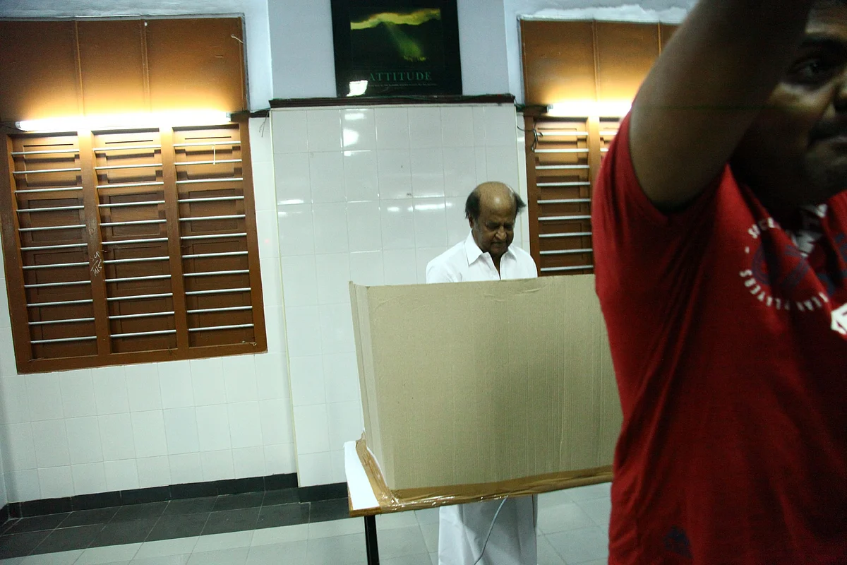 வாக்களிக்கும் ரஜினி