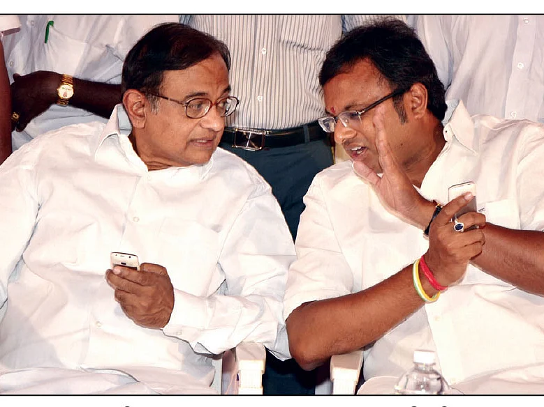 அமலாக்கத் துறை `அதிரடி' திட்டம்: சிதம்பரம், கார்த்தி எம்.பி பதவிக்கு சிக்கல்?