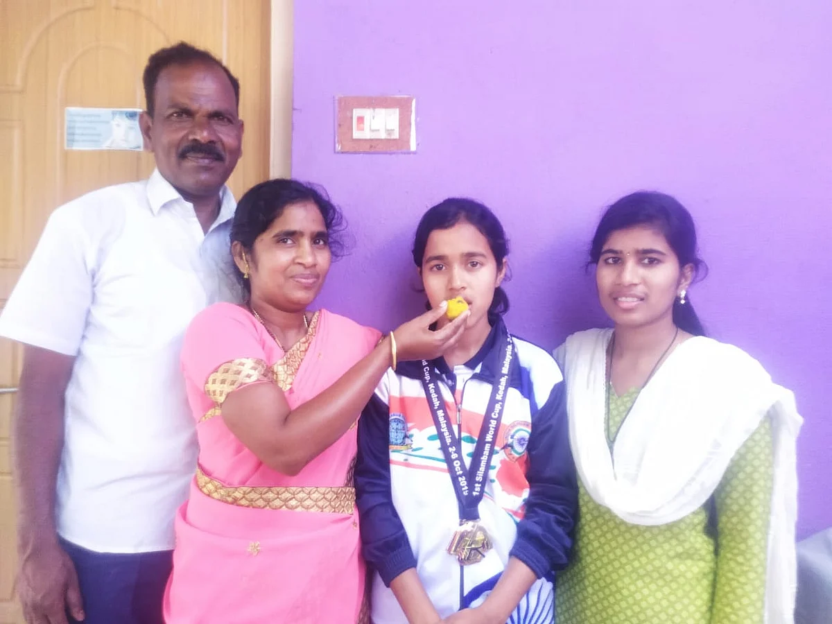 குடும்பத்தினருடன் கீர்த்தனா