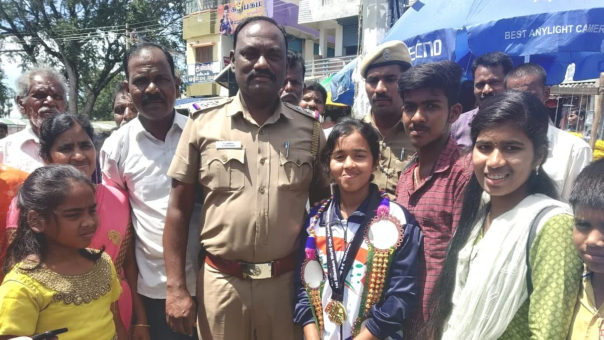 கீர்த்தனாவை வரவேற்கும் ஊர்மக்கள்