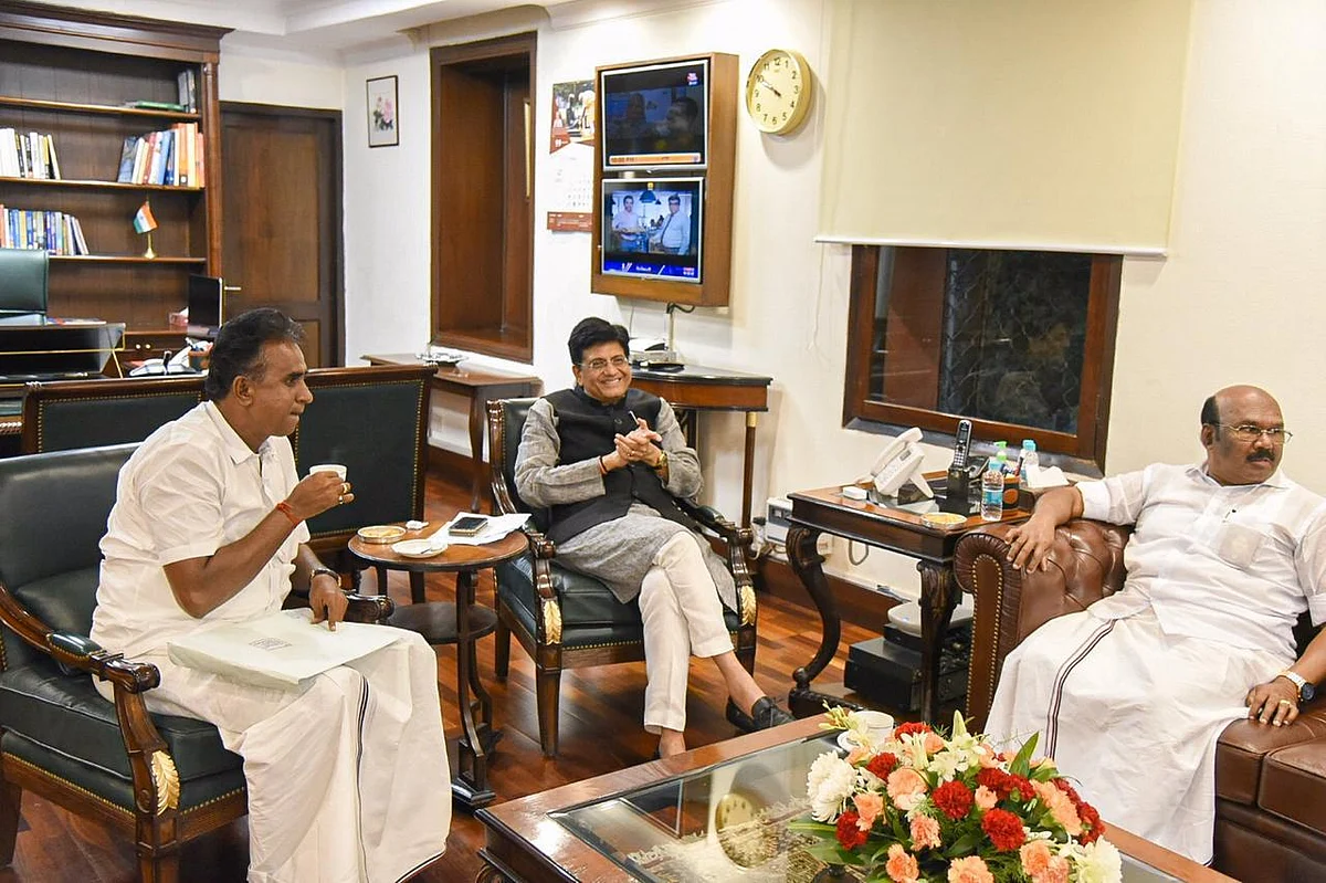 பியூஷ் கோயலுடன், அமைச்சர்கள் வேலுமணி, ஜெயக்குமார் சந்திப்பு